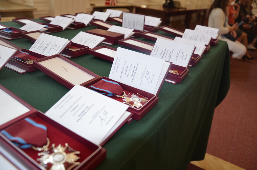 Dr Mirosław Surdej i Igor Witowicz odznaczeni przez prezydenta RP. Odznaczenia wręczyła dr Ewa Leniart, wojewoda podkarpacki – Rzeszów, 17 maja 2022. Fot. K. Gajda-Bator