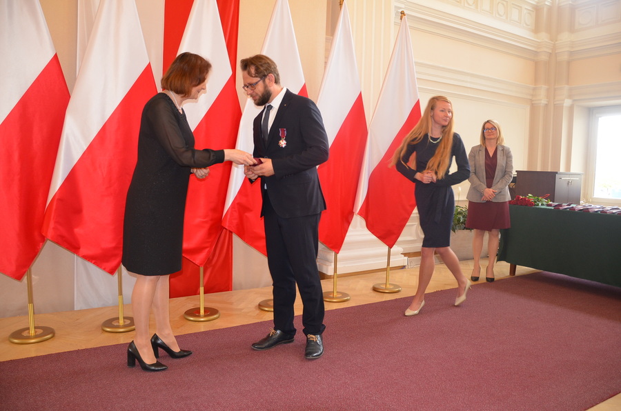 Dr Mirosław Surdej odznaczony przez prezydenta RP. Odznaczenia wręczyła dr Ewa Leniart, wojewoda podkarpacki – Rzeszów, 17 maja 2022. Fot. K. Gajda-Bator