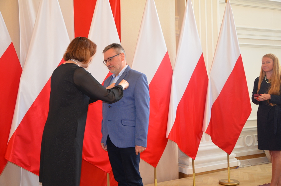 Igor Witowicz odznaczony przez prezydenta RP. Odznaczenia wręczyła dr Ewa Leniart, wojewoda podkarpacki – Rzeszów, 17 maja 2022. Fot. K. Gajda-Bator