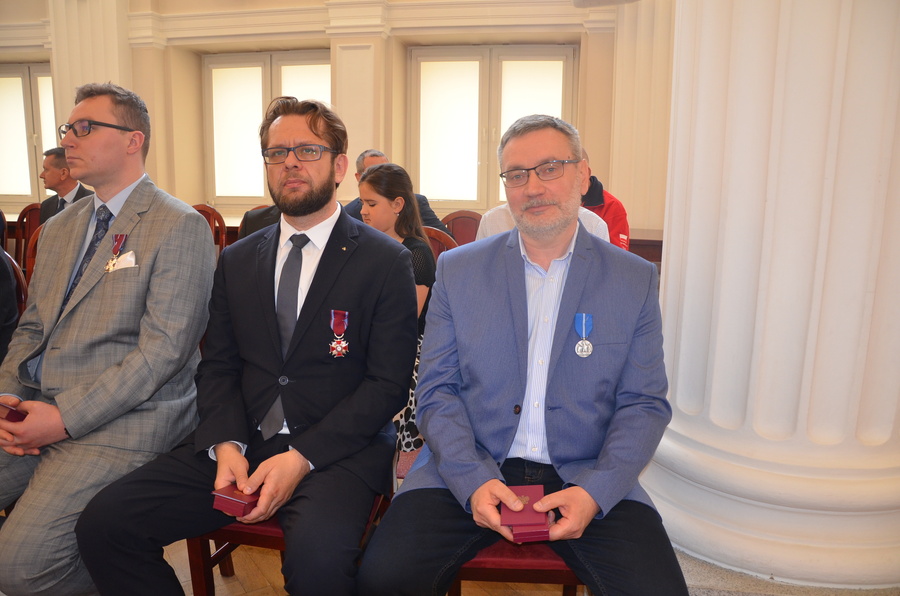 Dr Mirosław Surdej i Igor Witowicz odznaczeni przez prezydenta RP. Odznaczenia wręczyła dr Ewa Leniart, wojewoda podkarpacki – Rzeszów, 17 maja 2022. Fot. K. Gajda-Bator