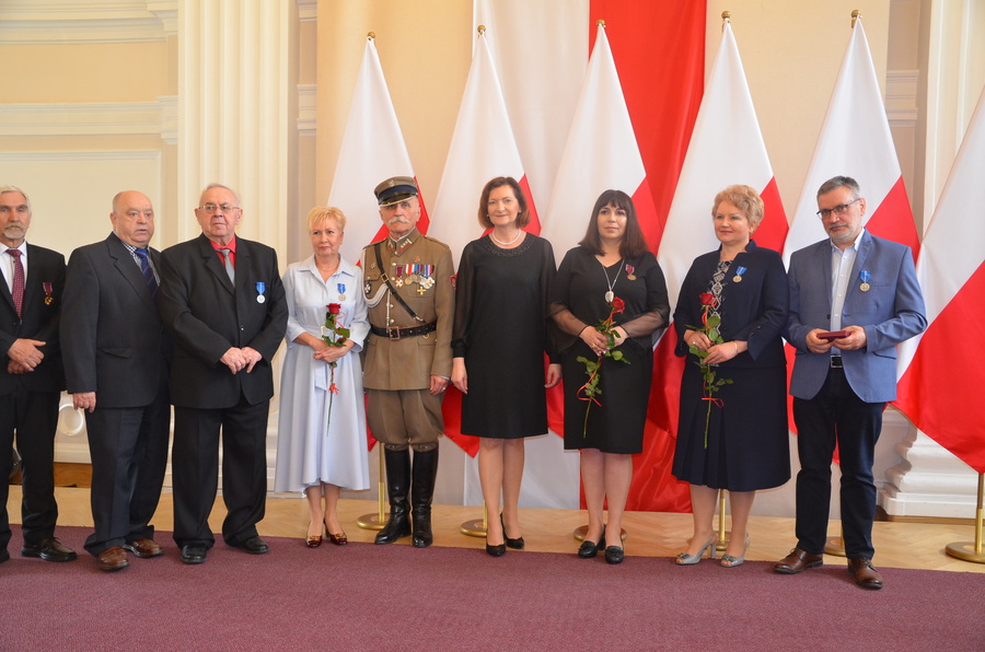 Dr Mirosław Surdej i Igor Witowicz odznaczeni przez prezydenta RP. Odznaczenia wręczyła dr Ewa Leniart, wojewoda podkarpacki – Rzeszów, 17 maja 2022. Fot. K. Gajda-Bator