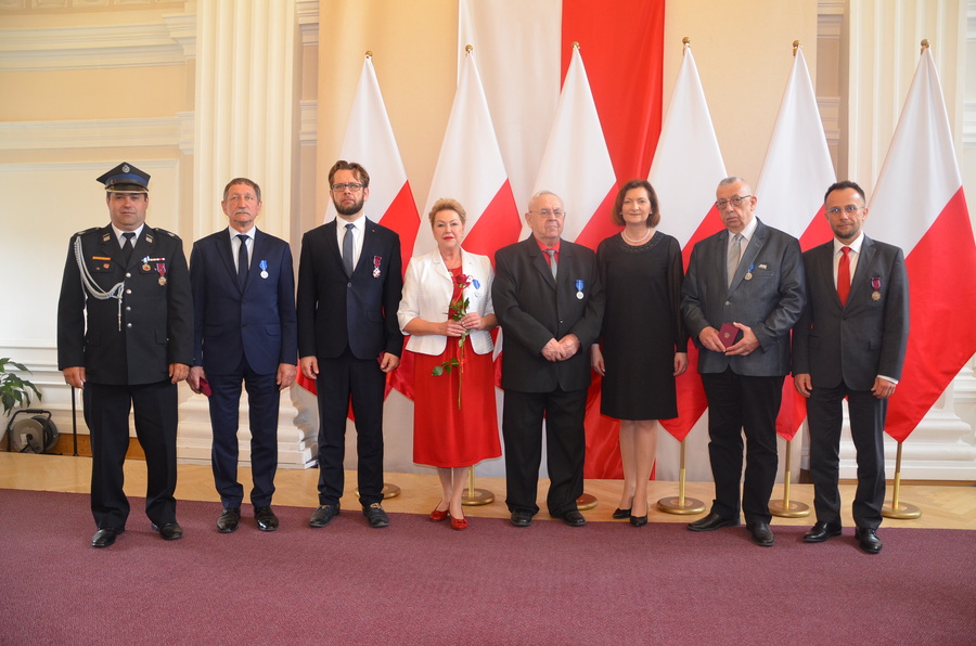 Dr Mirosław Surdej i Igor Witowicz odznaczeni przez prezydenta RP. Odznaczenia wręczyła dr Ewa Leniart, wojewoda podkarpacki – Rzeszów, 17 maja 2022. Fot. K. Gajda-Bator