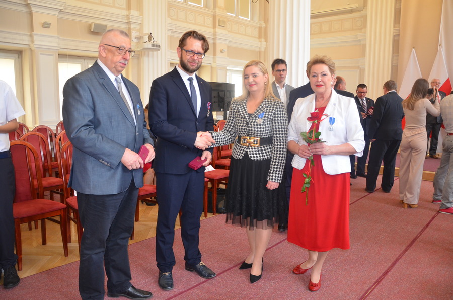 Dr Mirosław Surdej i Igor Witowicz odznaczeni przez prezydenta RP. Odznaczenia wręczyła dr Ewa Leniart, wojewoda podkarpacki – Rzeszów, 17 maja 2022. Fot. K. Gajda-Bator