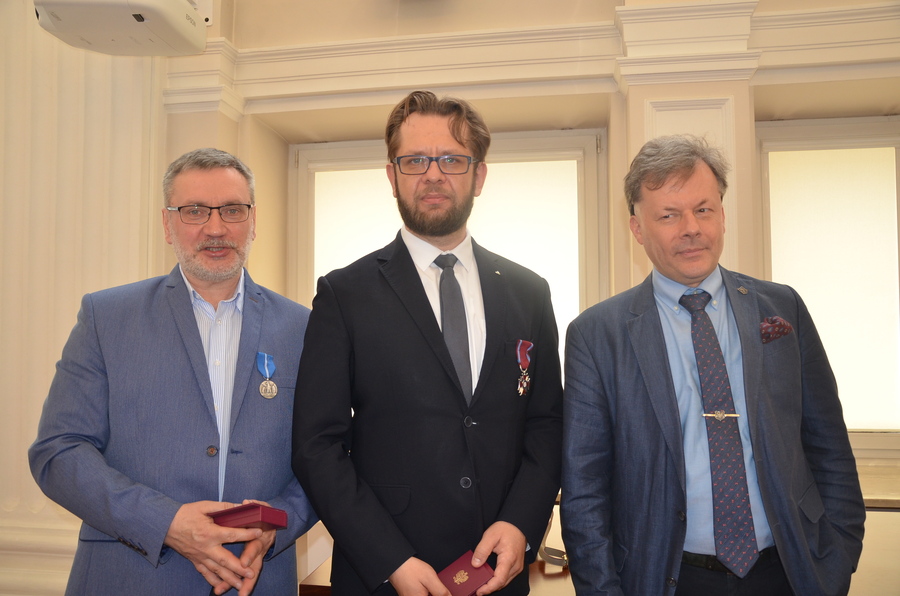 Igor Witowicz, dr Mirosław Surdej i dr hab. Krzysztof Kaczmarski podczas wręczania odznaczeń państwowych – Rzeszów, 17 maja 2022. Fot. K. Gajda-Bator