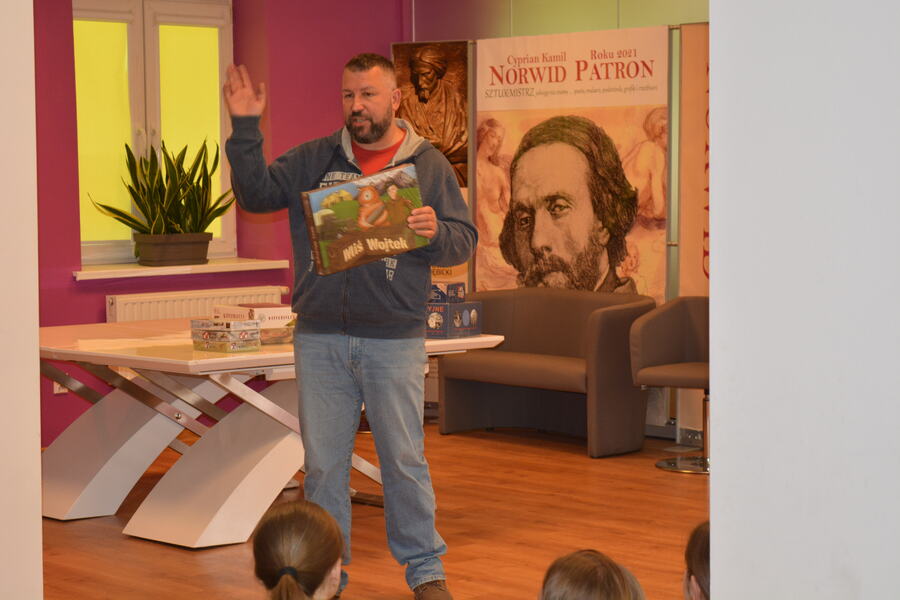 Miś Wojtek – przyjaciel i bohater, zajęcia edukacyjne dla dzieci i młodzieży – Dębica, 16 maja 2022. Fot. Monika Rojek-Kałek