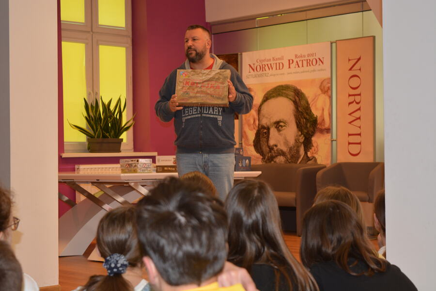 Miś Wojtek – przyjaciel i bohater, zajęcia edukacyjne dla dzieci i młodzieży – Dębica, 16 maja 2022. Fot. Monika Rojek-Kałek