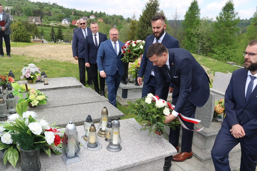 Złożenie kwiatów na grobie Cypriana Borka uczestnika walk o Monte Cassino w Lubatowej.