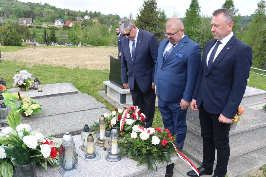 Złożenie kwiatów na grobie Cypriana Borka uczestnika walk o Monte Cassino w Lubatowej.