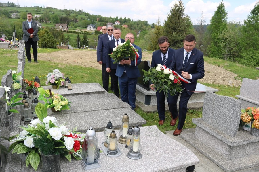 Złożenie kwiatów na grobie Cypriana Borka uczestnika walk o Monte Cassino w Lubatowej.