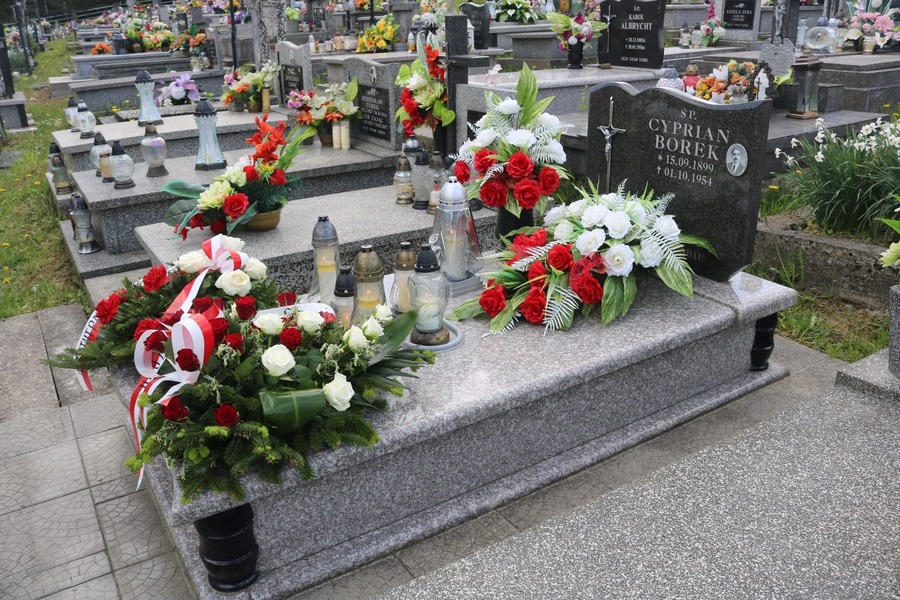 Grobowiec Cypriana Borka uczestnika walk o Monte Cassino w Lubatowej.