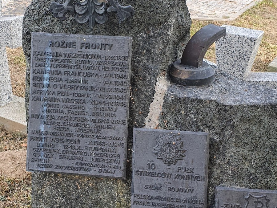 Pomnik poświęcony bohaterom i ofiarom II wojny  światowej w Łańcucie.