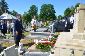 Dr Piotr Szopa składa kwiaty na grobie Jana Kantego Dzianotta – Lubla, 3 czerwca 2022. Fot. Katarzyna Gajda-Bator IPN O/Rzeszów