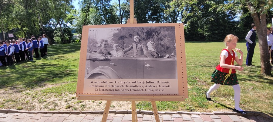 Wystawa plenerowa poświęcona rodzinie Jana Kantego Dzianotta, ostatniego właściciele Lubli – Lubla, 3 czerwca 2022. Fot. Katarzyna Gajda-Bator IPN O/Rzeszów