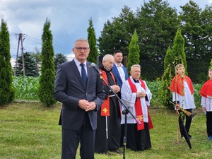 Poseł na Sejm RP Marek Rząsa podczas odsłonięcia obelisku upamiętniającego więźniów obozów koncentracyjnych z Wacławic i Trójczyc, 14 czerwca 2022. Fot. Maria Rejman IPN O/Rzeszów
