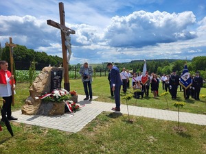 Dr hab. Dariusz Iwaneczko, dyrektor IPN Rzeszów podczas odsłonięcia obelisku upamiętniającego więźniów obozów koncentracyjnych z Wacławic i Trójczyc, 14 czerwca 2022. Fot. Maria Rejman IPN O/Rzeszów