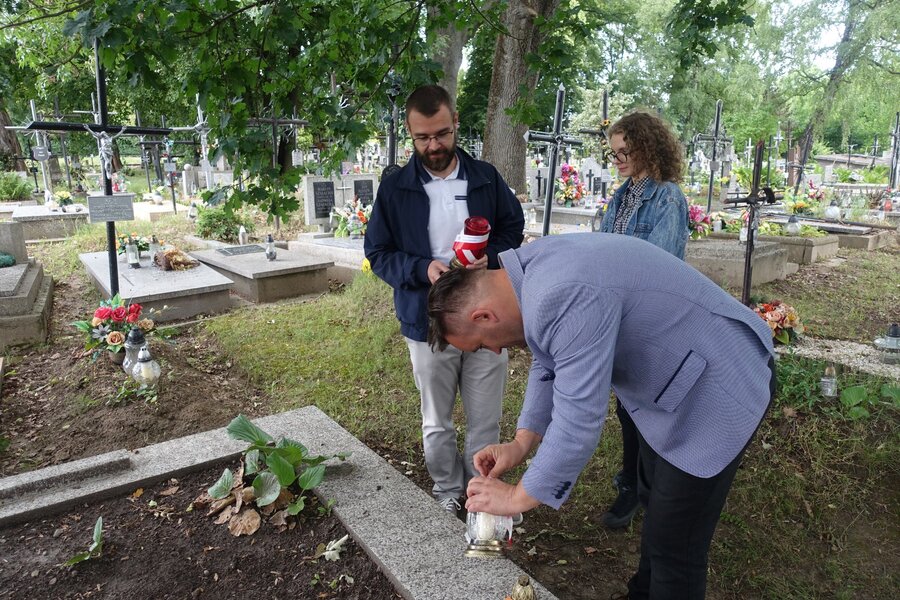 Delegacja OBUWiM IPN w Rzeszowie zapaliła znicze na grobie ofiar pacyfikacji Zwięczyc, 12 lipca 2022 r. Fot. Radosław Sołek IPN O/Rzeszów