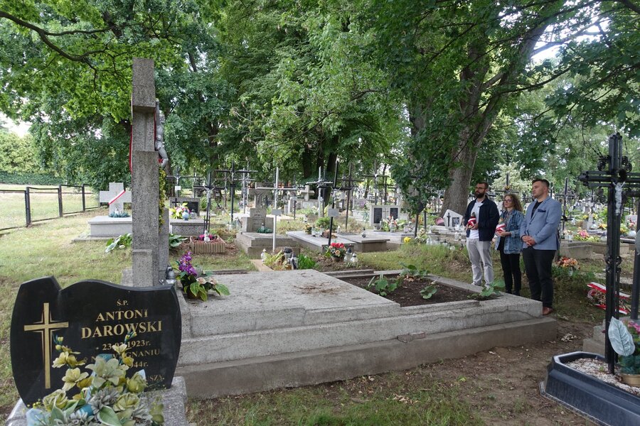 Delegacja OBUWiM IPN w Rzeszowie zapaliła znicze na grobie ofiar pacyfikacji Zwięczyc, 12 lipca 2022 r. Fot. Radosław Sołek IPN O/Rzeszów