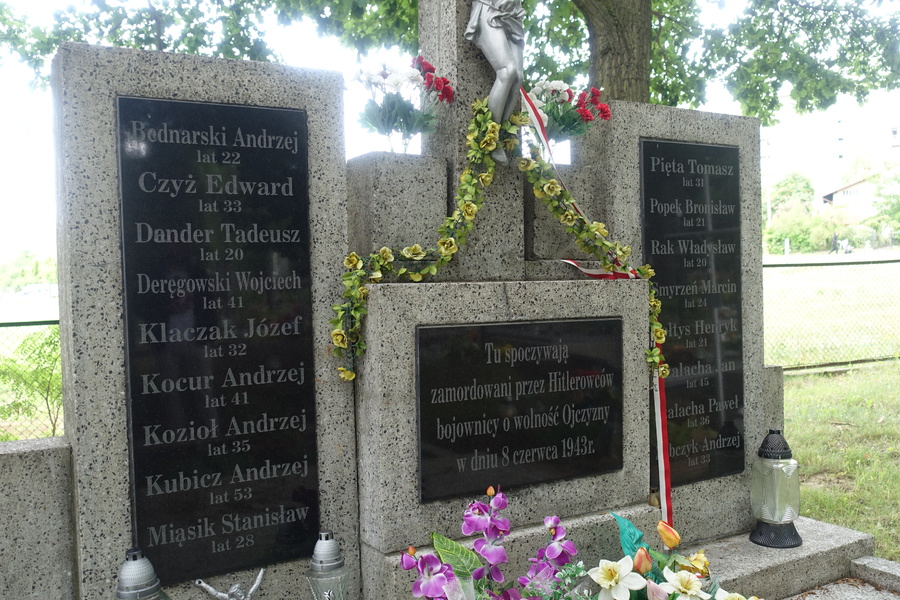 elegacja OBUWiM IPN w Rzeszowie zapaliła znicze na grobie ofiar pacyfikacji Zwięczyc, 12 lipca 2022 r. Fot. Radosław Sołek IPN O/Rzeszów