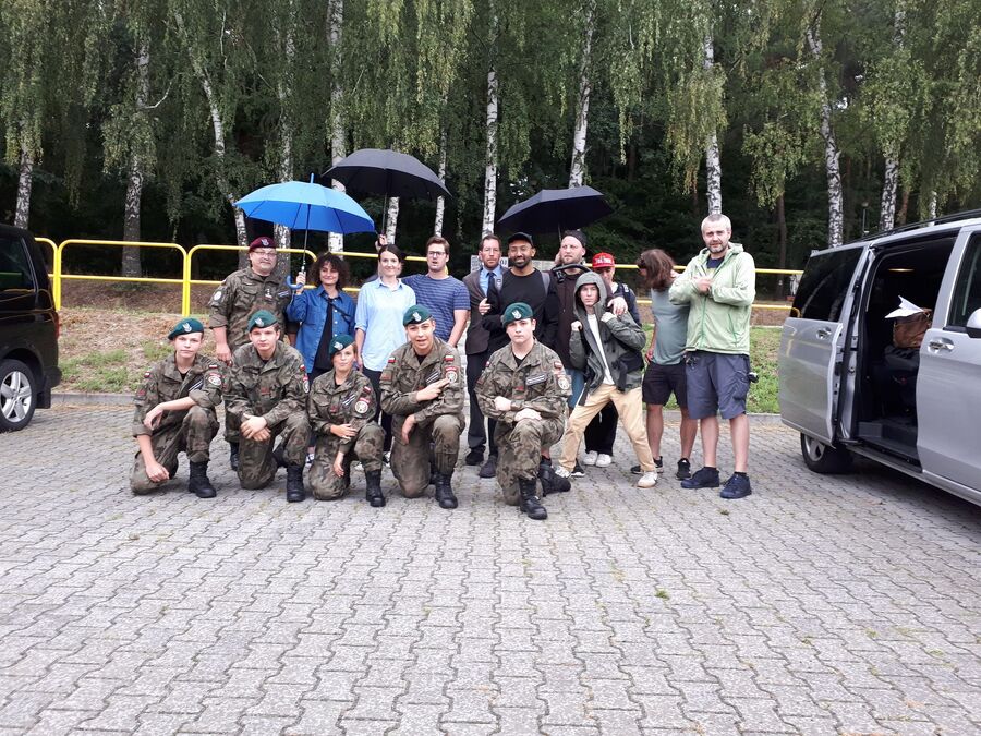 Akcja prowadzona przez Strzelców, wręczania naklejek ze znakiem Polski Walczącej –  Paszczyna, 31 lipca 2022. Fot. Jacek Magdoń IPN O/Rzeszów