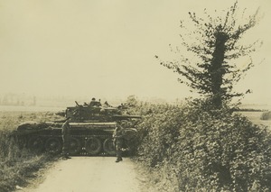 Czołg A27M Mk VIII Cromwell IV z 10. Pułku Strzelców Konnych 1. Dywizji Pancernej na stanowisku (prawdopodobnie podczas walk w rejonie Falaise).  IPNBU-2-6-70-3-1-1