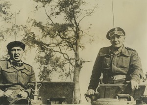 Dowódca 1. Dywizji Pancernej gen. bryg. Stanisław Maczek. Po lewej szef sztabu dywizji mjr Ludwik Stankiewicz. Prawdopodobnie rejon Falaise. IPNBU-2-6-70-5-1-1