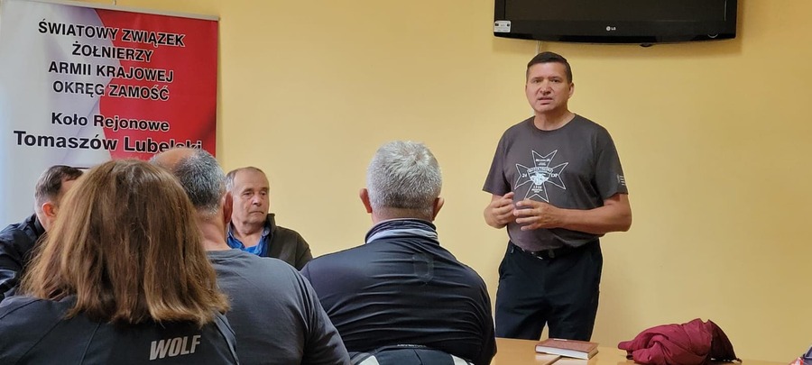 Wykład dr hab. Dariusza Iwaneczko podczas „Edukacyjnego Rajdu Motocyklowego – odcinek specjalny 80. rocznica powstania AK” – Narol, 13 sierpnia 2022