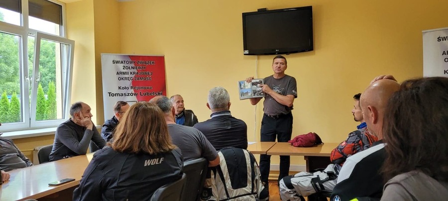 Wykład dr hab. Dariusza Iwaneczko podczas „Edukacyjnego Rajdu Motocyklowego – odcinek specjalny 80. rocznica powstania AK” – Narol, 13 sierpnia 2022