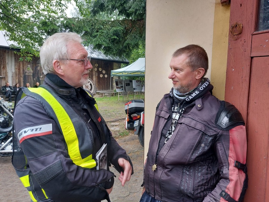 Ks. prof. dr hab. Józef Marecki i Janusz Jaracz, dziennikarz Radia Rzeszów na rajdzie motocyklowym.