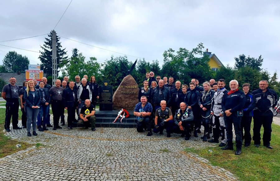 Uczestnicy „Edukacyjnego Rajdu Motocyklowego – odcinek specjalny 80. rocznica powstania AK” – Kuryłówka, 14 sierpnia 2022