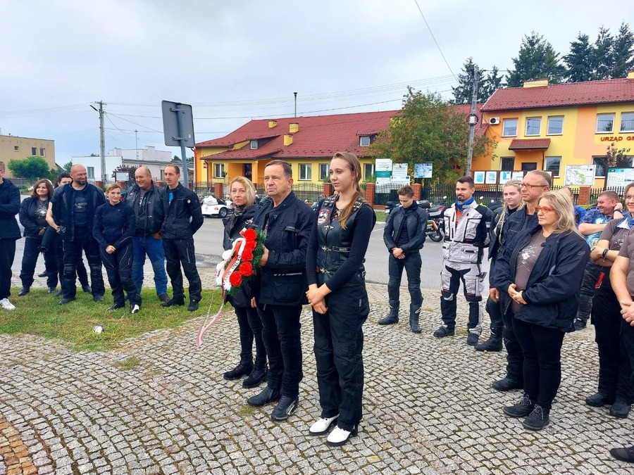 Uczestnicy „Edukacyjnego Rajdu Motocyklowego – odcinek specjalny 80. rocznica powstania AK” – Kuryłówka, 14 sierpnia 2022