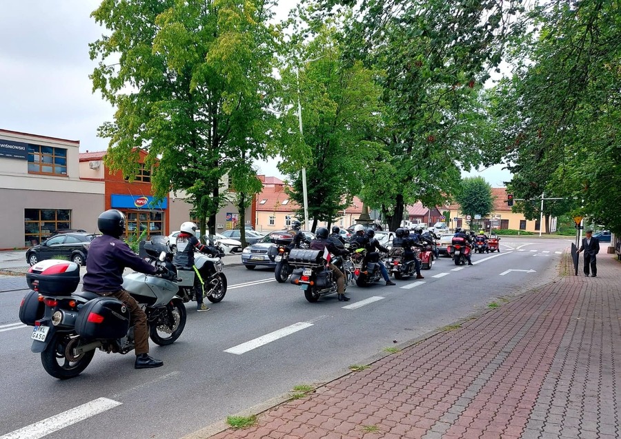 Uczestnicy „Edukacyjnego Rajdu Motocyklowego – odcinek specjalny 80. rocznica powstania AK”