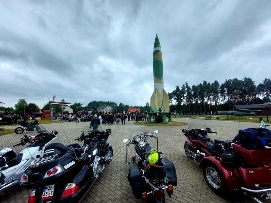 Uczestnicy „Edukacyjnego Rajdu Motocyklowego – odcinek specjalny 80. rocznica powstania AK” – Blizna, 14 sierpnia 2022