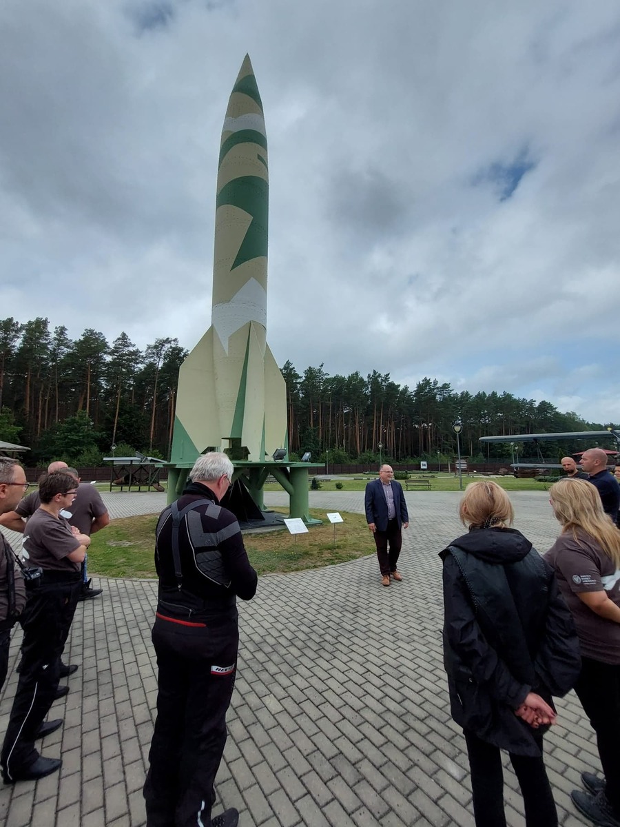 Uczestnicy „Edukacyjnego Rajdu Motocyklowego – odcinek specjalny 80. rocznica powstania AK” – Blizna, 14 sierpnia 2022