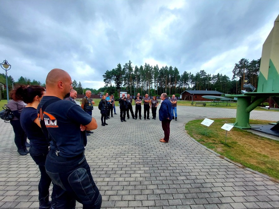 Uczestnicy „Edukacyjnego Rajdu Motocyklowego – odcinek specjalny 80. rocznica powstania AK” – Blizna, 14 sierpnia 2022