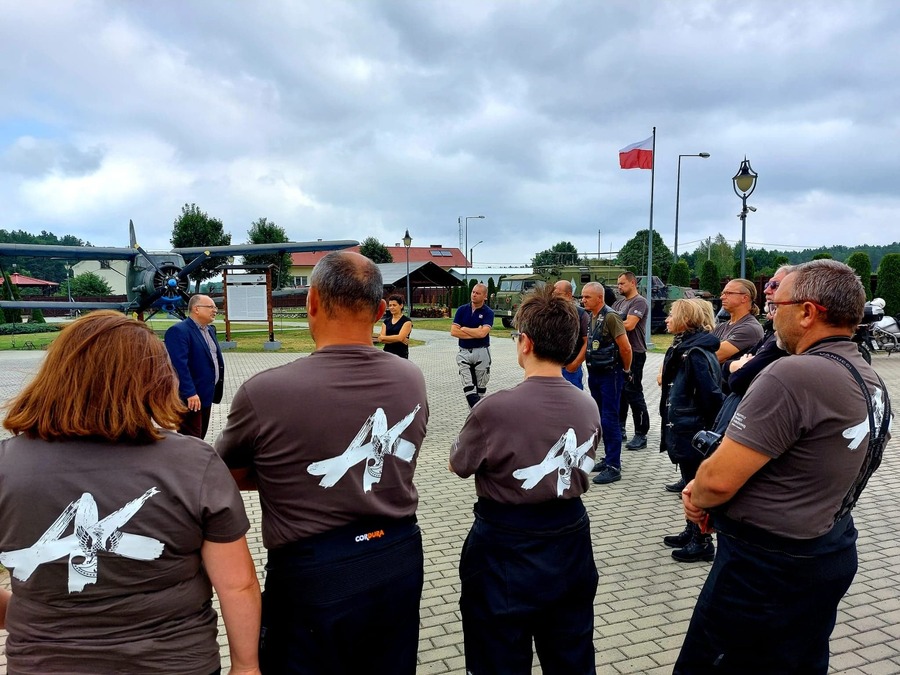 Uczestnicy „Edukacyjnego Rajdu Motocyklowego – odcinek specjalny 80. rocznica powstania AK” – Blizna, 14 sierpnia 2022