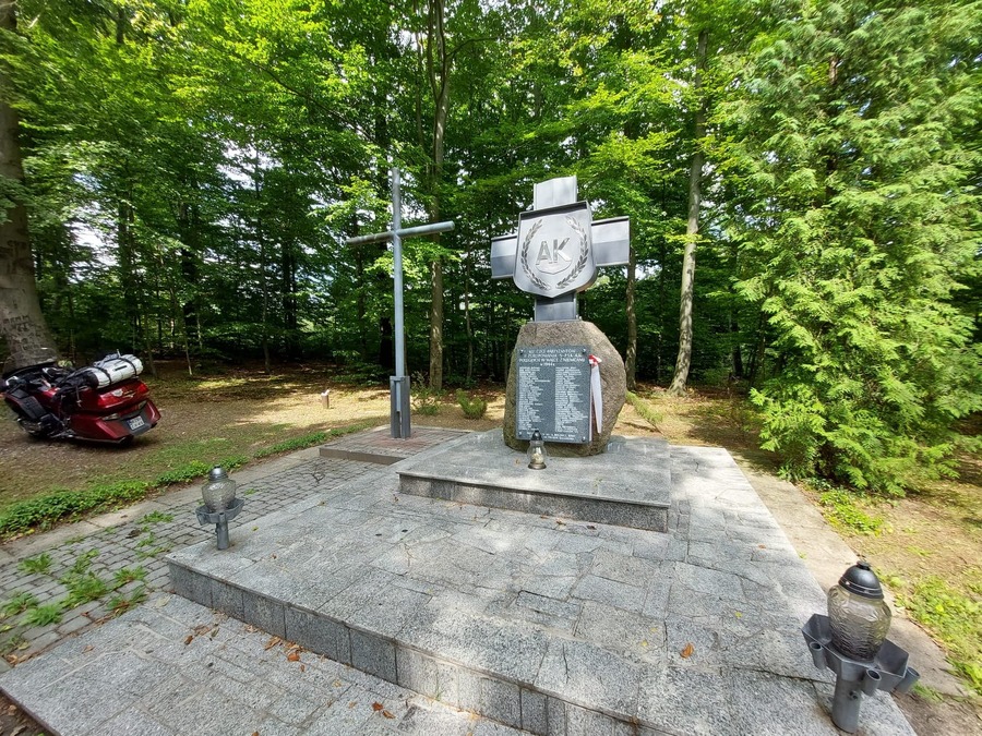 Uczestnicy „Edukacyjnego Rajdu Motocyklowego – odcinek specjalny 80. rocznica powstania AK” – Polana Kałużówka, 14 sierpnia 2022