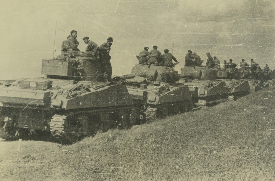 IPNBU-2-6-70-6-1-1 Kolumna czołgów M4 Sherman z 1. Dywizji Pancernej podczas postoju, prawdopodobnie w rejonie Falaise