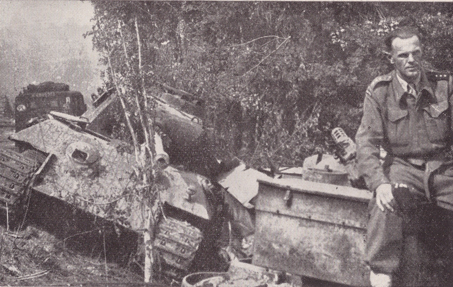 IPNBU-2-6-248-78-1-1 Zniszczony niemiecki czołg Pantera, obok którego siedzi oficer 1 Dywizji Pancernej