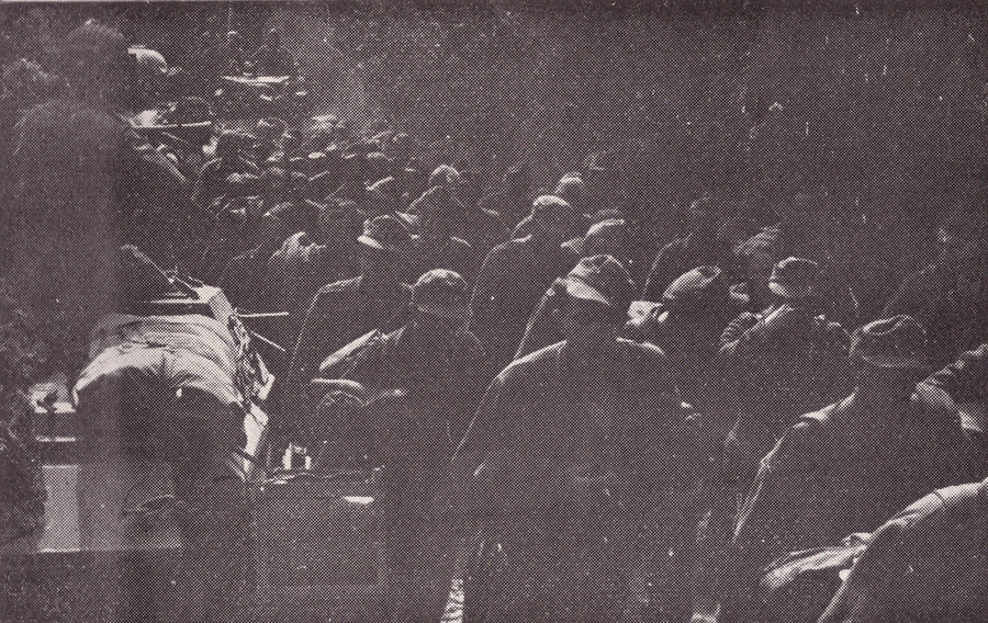 IPNBU-2-6-248-83-1-1 Maszerujący jeńcy niemieccy eskortowani przez żołnierzy 1 Dywizji Pancernej