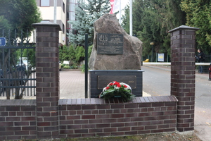 Obelisk z tablicą „Znanym i Nieznanym Ludziom Solidarności w dowód dumy i pamięci” w Rzeszowie