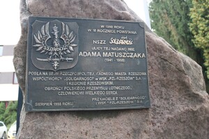 Obelisk z tablicą „Znanym i Nieznanym Ludziom Solidarności w dowód dumy i pamięci” w Rzeszowie