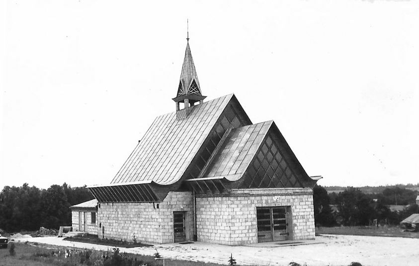 Zdjęcie przedstawia kościół w Grzegorzówce w trakcie budowy. Pochodzi ze strony Parafii Grzegorzówka Wólka.