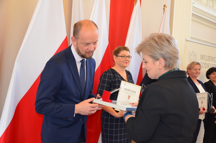 Wręczenie Złotego Prymu dla IPN Oddział w Rzeszowie, odbiera Jakub Izdebski z rąk Małgorzaty Rauch, Podkarpackiego Kuratora Oświaty - Rzeszów, 14 października 2022. Fot. Katarzyna Gajda-Bator