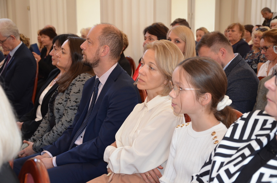 Wręczenie Złotego Prymu dla IPN Oddział w Rzeszowie, odbiera Jakub Izdebski z rąk Małgorzaty Rauch, Podkarpackiego Kuratora Oświaty - Rzeszów, 14 października 2022. Fot. Katarzyna Gajda-Bator