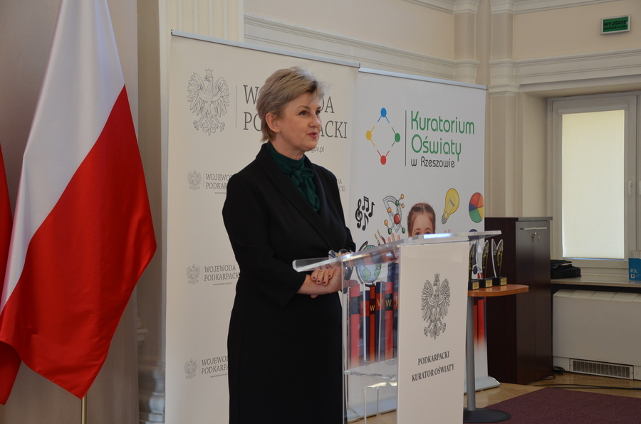 Wręczenie Złotego Prymu dla IPN Oddział w Rzeszowie, odbiera Jakub Izdebski z rąk Małgorzaty Rauch, Podkarpackiego Kuratora Oświaty - Rzeszów, 14 października 2022. Fot. Katarzyna Gajda-Bator