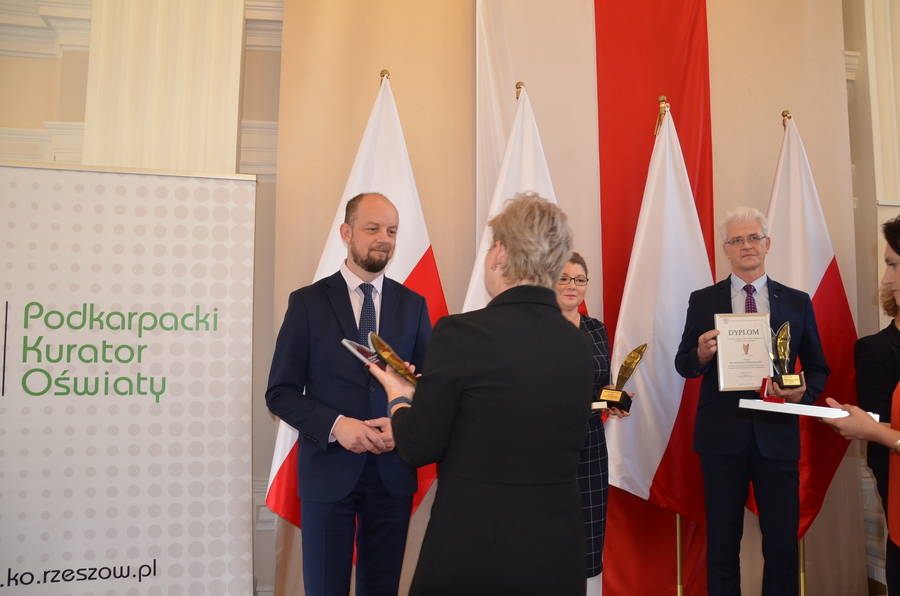 Wręczenie Złotego Prymu dla IPN Oddział w Rzeszowie, odbiera Jakub Izdebski z rąk Małgorzaty Rauch, Podkarpackiego Kuratora Oświaty - Rzeszów, 14 października 2022. Fot. Katarzyna Gajda-Bator