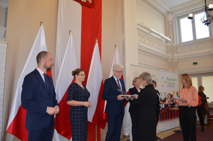 Wręczenie Złotego Prymu dla IPN Oddział w Rzeszowie, odbiera Jakub Izdebski z rąk Małgorzaty Rauch, Podkarpackiego Kuratora Oświaty - Rzeszów, 14 października 2022. Fot. Katarzyna Gajda-Bator