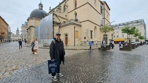 Artur Żak przed Lwowską Bazyliką Katedralną – Lwów, 30 października 2022. Fot . Jacek Magdoń IPN O/Rzeszów