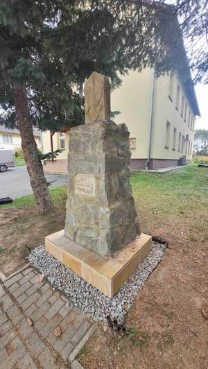 Odremontowany pomnik upamiętniający odzyskanie niepodległości w Gwoźnicy Górnej