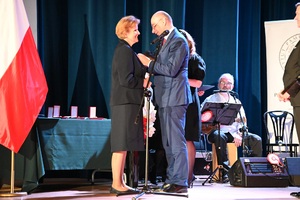 Dr Mateusz Szpytma, wiceprezes IPN wręczył Nagrodę Honorową IPN „Świadek Historii” Barbarze Janczurze – Rzeszów, 22 listopada 2022